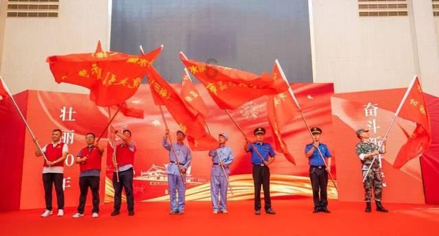 看了韩国街拍才明白:普通“黑色羽绒服”,这么搭配太洋气了!