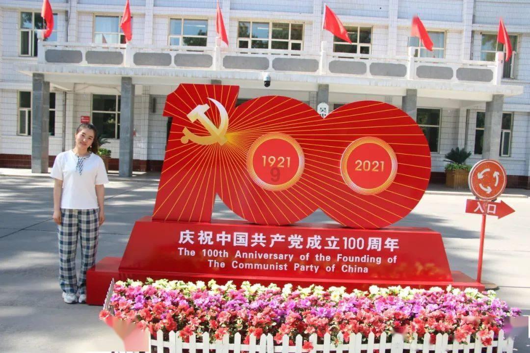 梅根一家四口出游照!莉莉贝特一头金发穿白裙,越长越像爸爸哈里