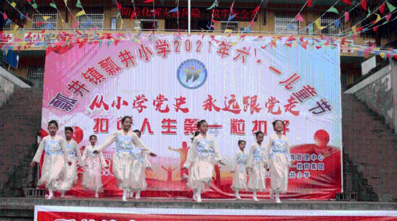 42岁马丽登《趋势》开年封面,穿玫瑰袖深V礼服,如美神降临