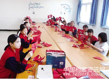 与现代感和个性化的当代艺术的第一次“亲密接触” 光中——尹光中艺术文献展在省博物馆开展