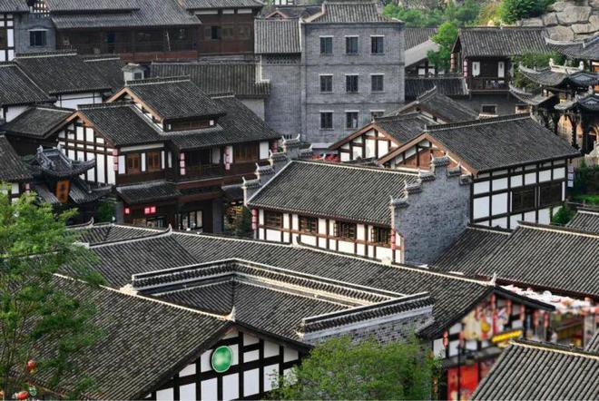 金饰、纪念钞抢手,龙茅二手价格腰斩,“龙经济”的风刮得起来吗?
